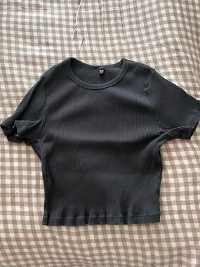 Uniqlo Charcoal Grey Ribbed Baby Tee